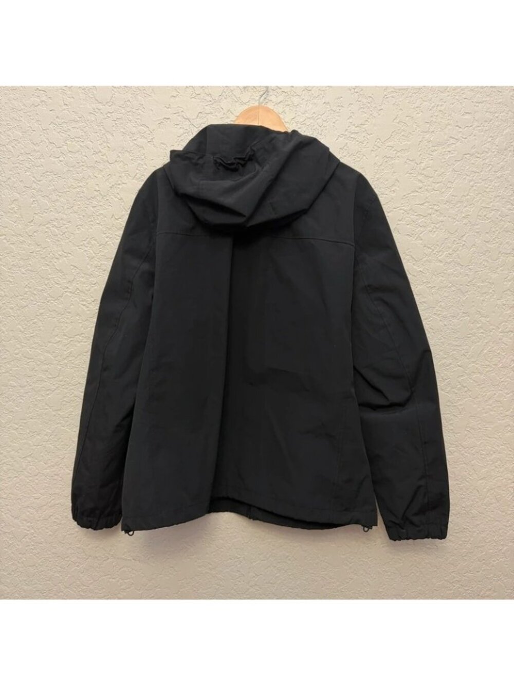Levi’s Water Resistant Jacket - Picture 3 of 9